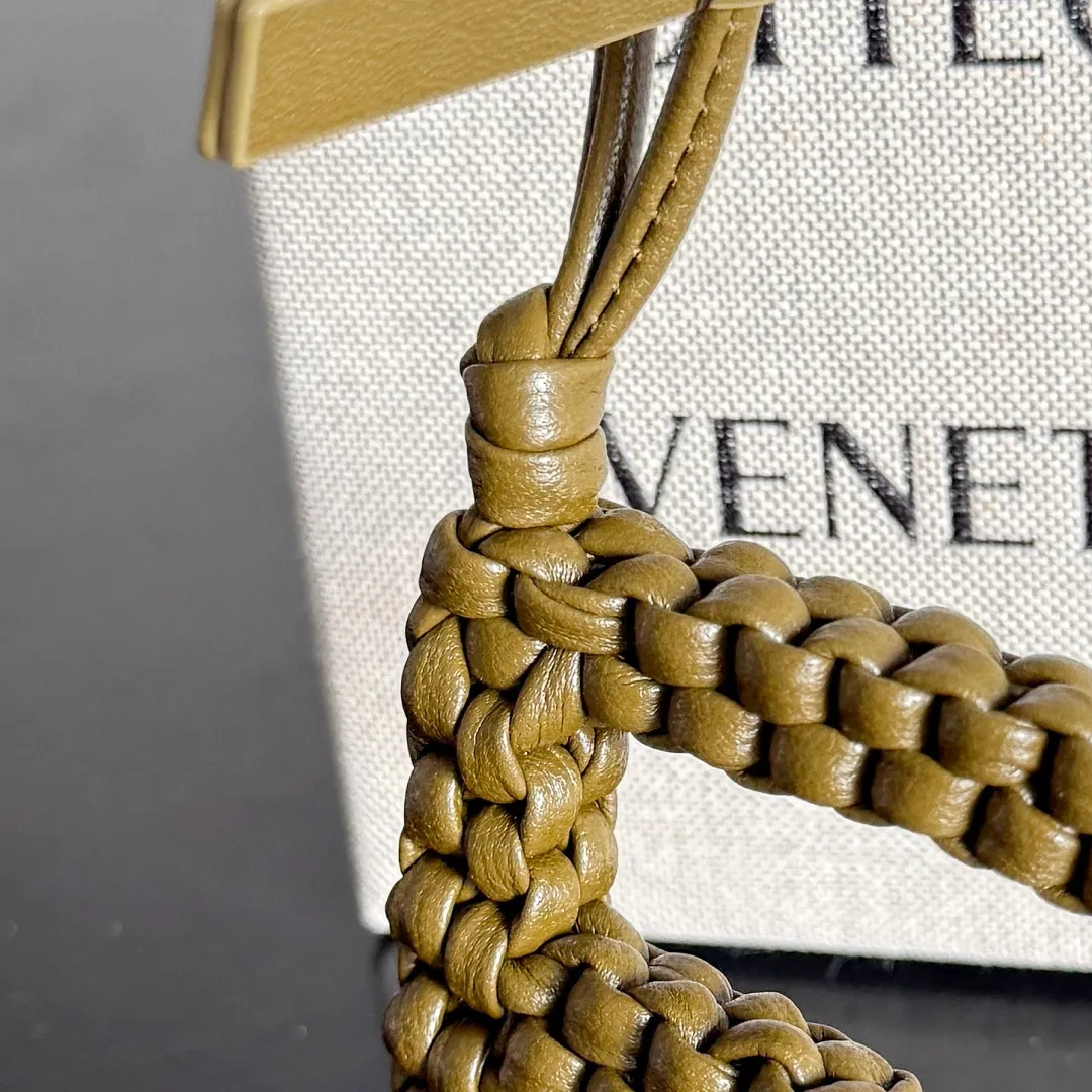 Batch 420 Let’s see what new cute little thing BV has released~ It’s this letter pendant, which is different from the puppy pendant. The weaving of this letter is more three-dimensional, and the material is very solid, and it is not easy to deform even if it is folded. Style number: F